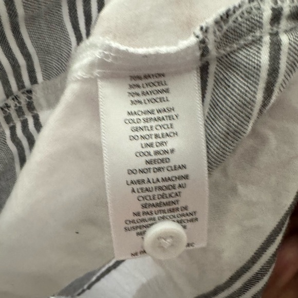 White and black stripped button up shirt size L - Picture 4 of 4